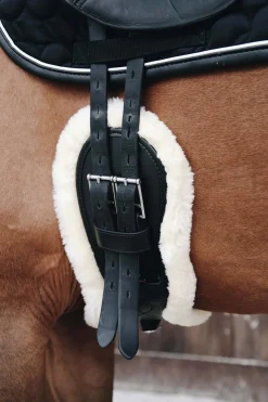 Kentucky Horsewear Anatomischer Lammfell Gurtschoner* Sattelgurte