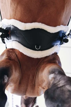 Kentucky Horsewear Anatomischer Lammfell Gurtschoner* Sattelgurte