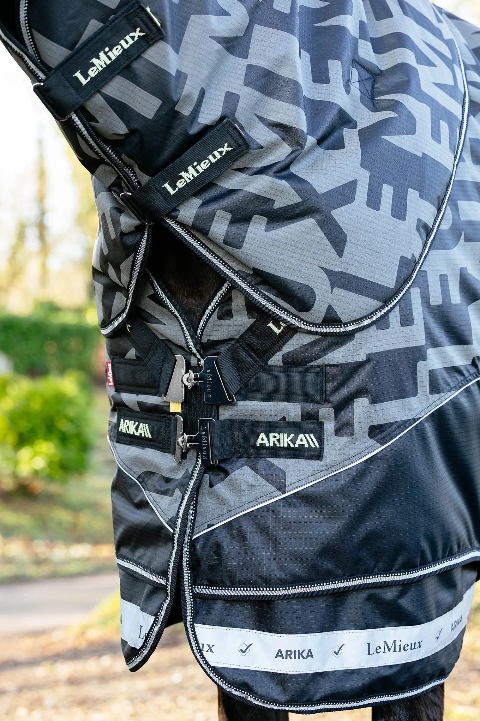 LeMieux Arika reflektierende Weidedecke mit abnehmbarem Halsteil, 100 g* Leichte Weidedecken