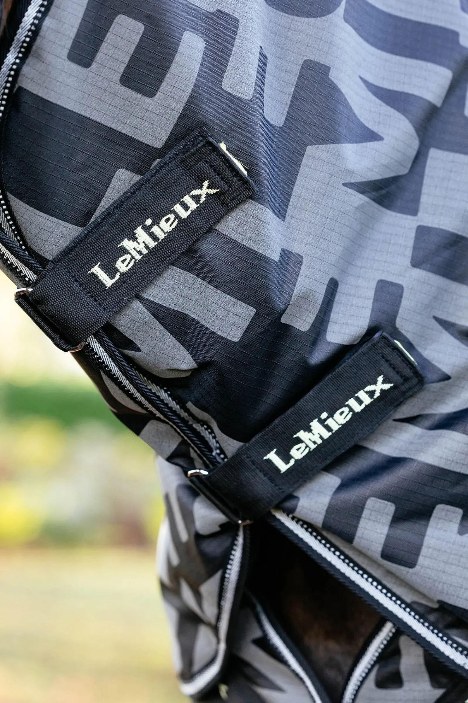 LeMieux Arika reflektierende Weidedecke mit abnehmbarem Halsteil, 100 g* Leichte Weidedecken