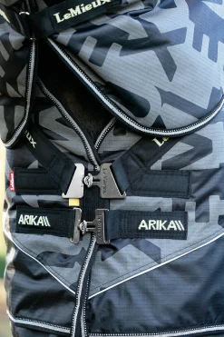 LeMieux Arika reflektierende Weidedecke mit abnehmbarem Halsteil, 100 g* Leichte Weidedecken