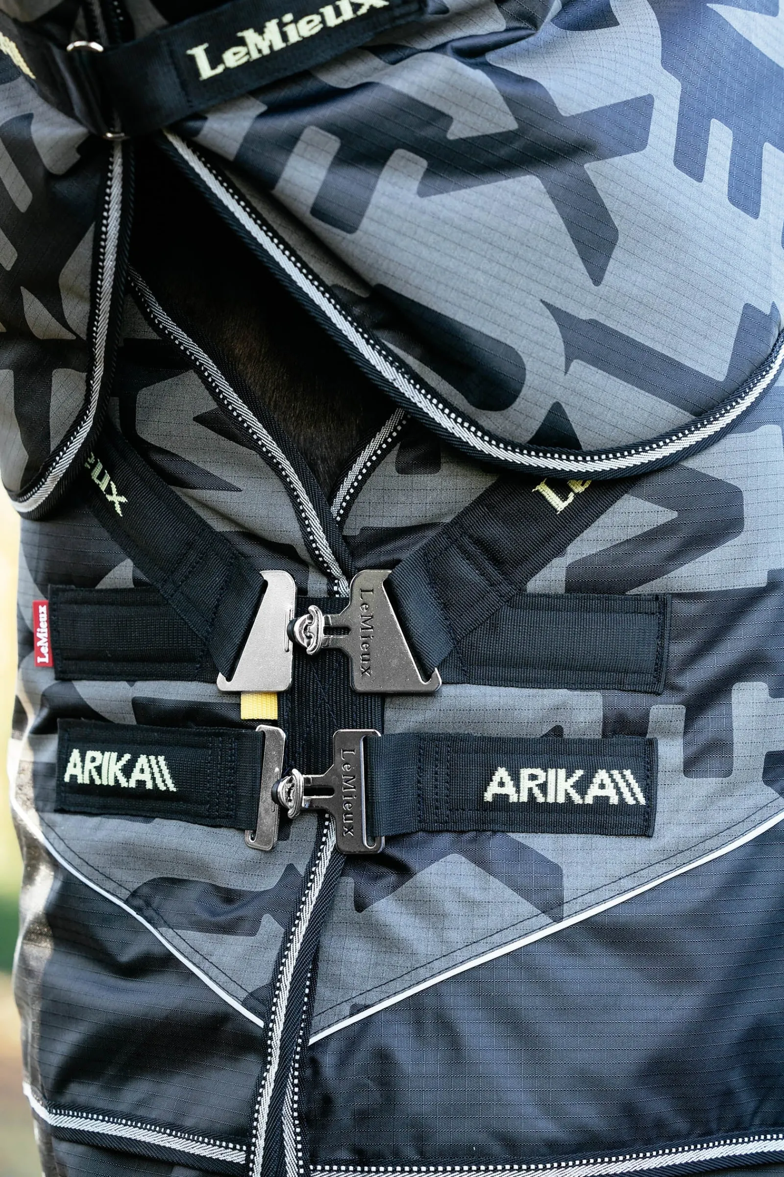 LeMieux Arika reflektierende Weidedecke mit abnehmbarem Halsteil, 100 g* Leichte Weidedecken