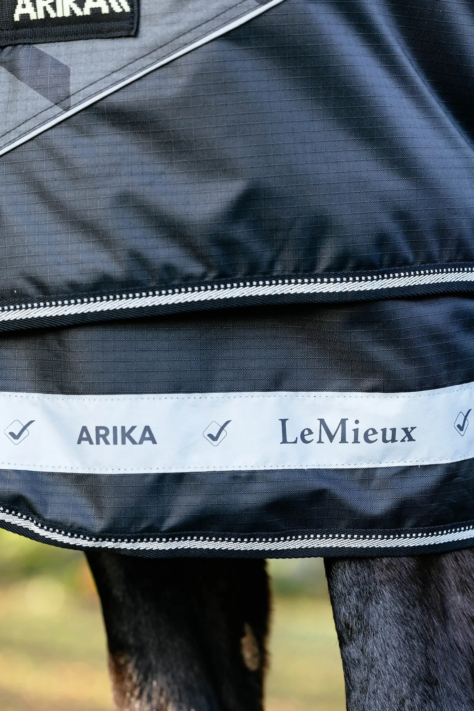 LeMieux Arika reflektierende Weidedecke mit abnehmbarem Halsteil, 100 g* Leichte Weidedecken